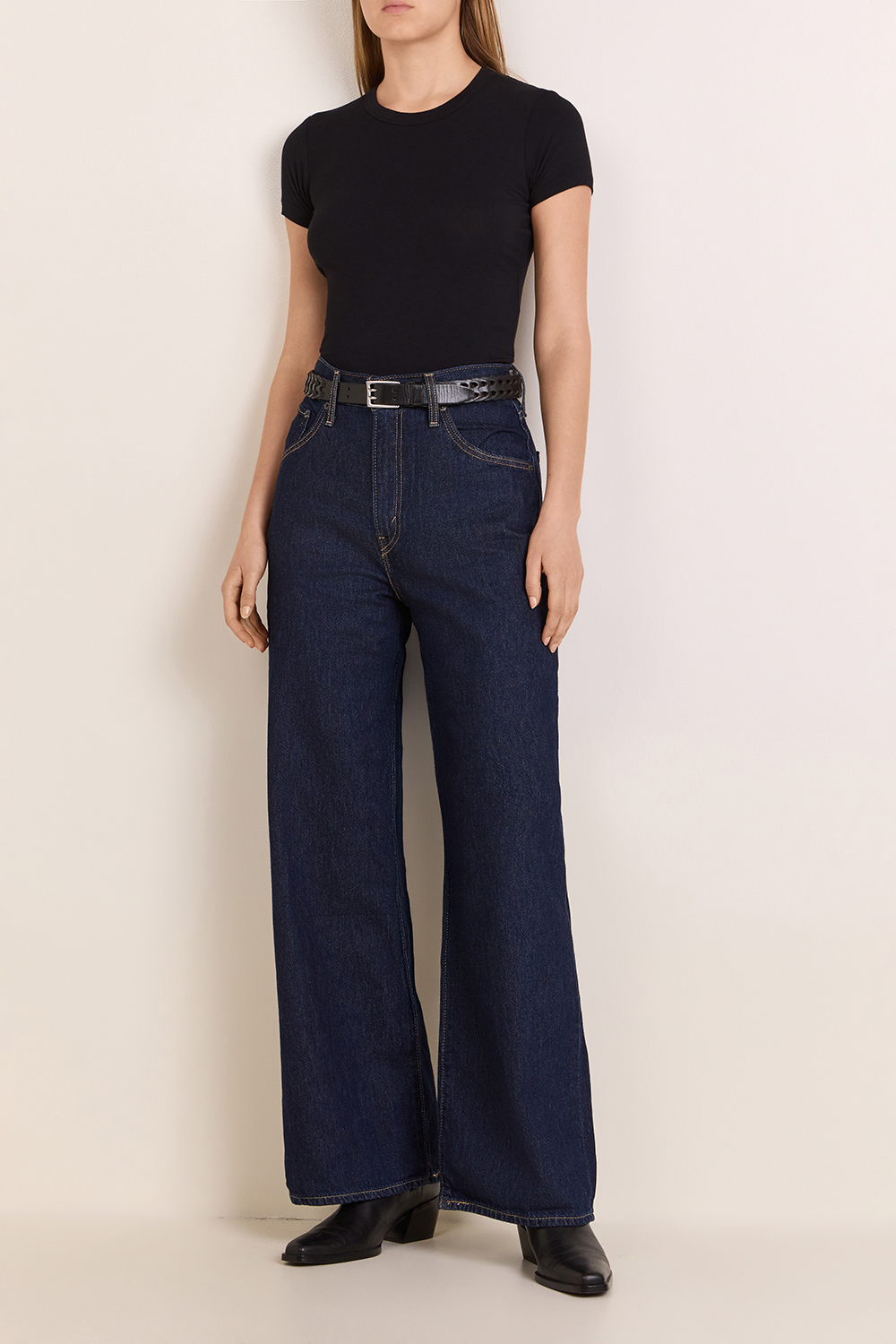 תמונת כל הלוק של מכנסי ג'ינס רחבים